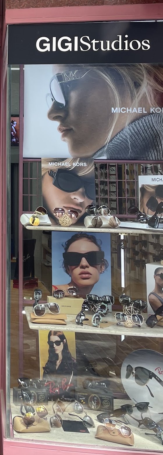 Escaparate derecho de Óptica 10 con gafas de sol y expositores de marca
